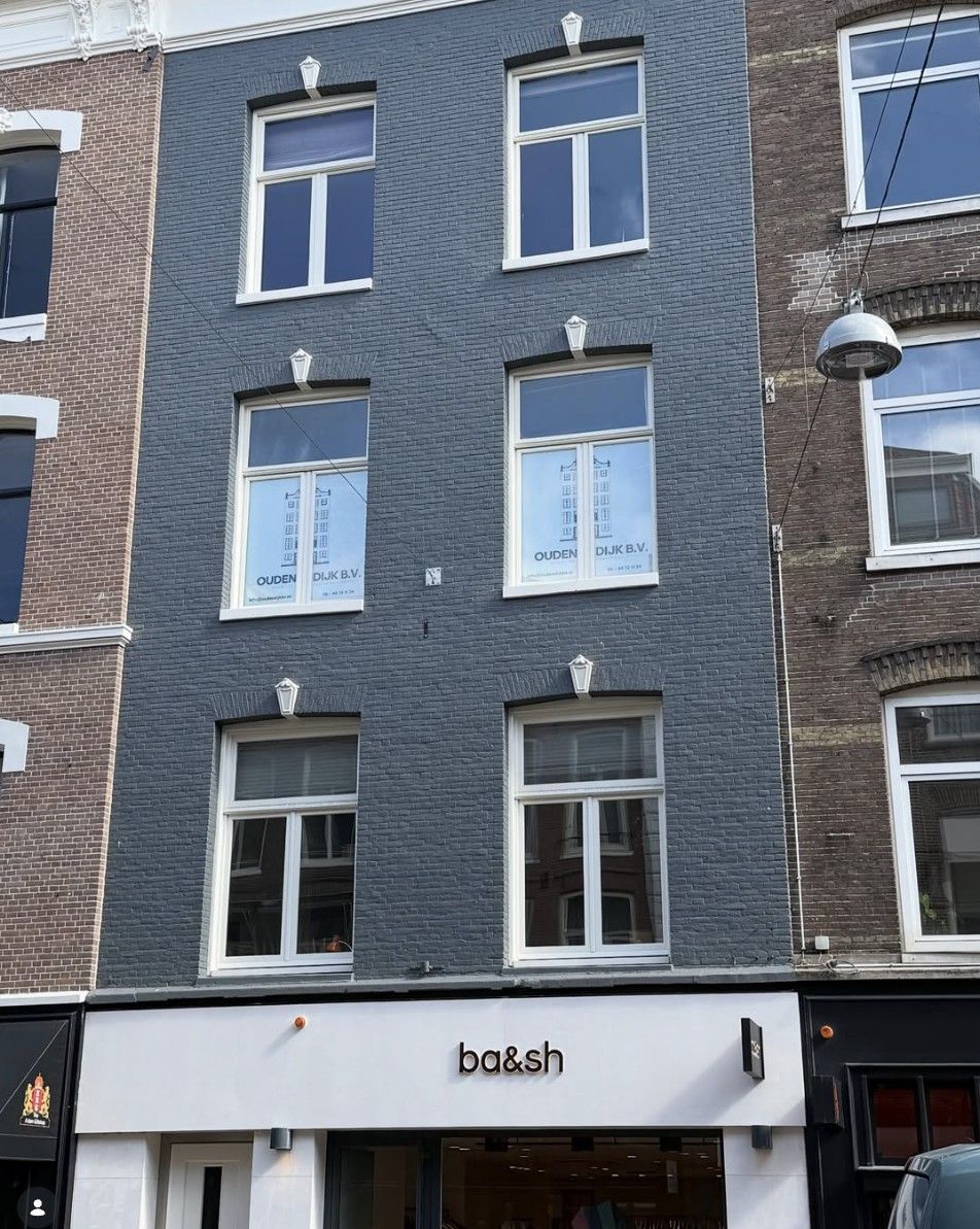 Totaalrenovatie pand P.C. Hooftstraat — Amsterdam. Volledige renovatie: vloerverwarming, nieuwe kozijnen, badkamer, keuken en isolatie.
