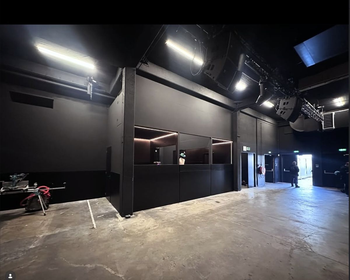 Regieruimte AMAZE Amsterdam — Warehouse Elementenstraat, Amsterdam. Nieuwbouw en interieurbouw van de regieruimte, opgeleverd voor het Amsterdam Dance Event.
